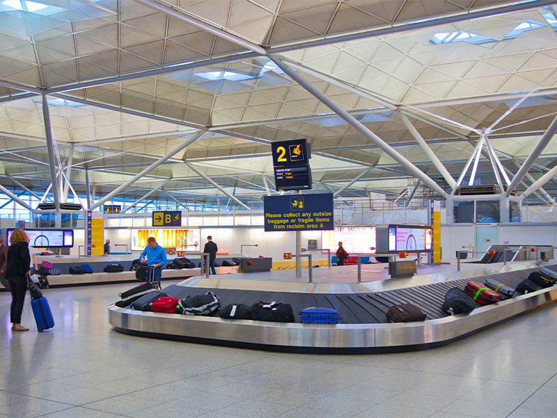 Stansted-airport,-luggage-waiting-area