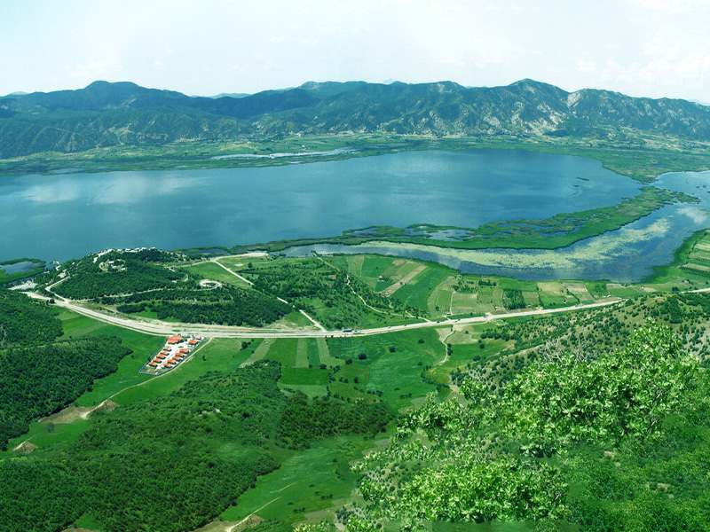 Zarivar Lake
