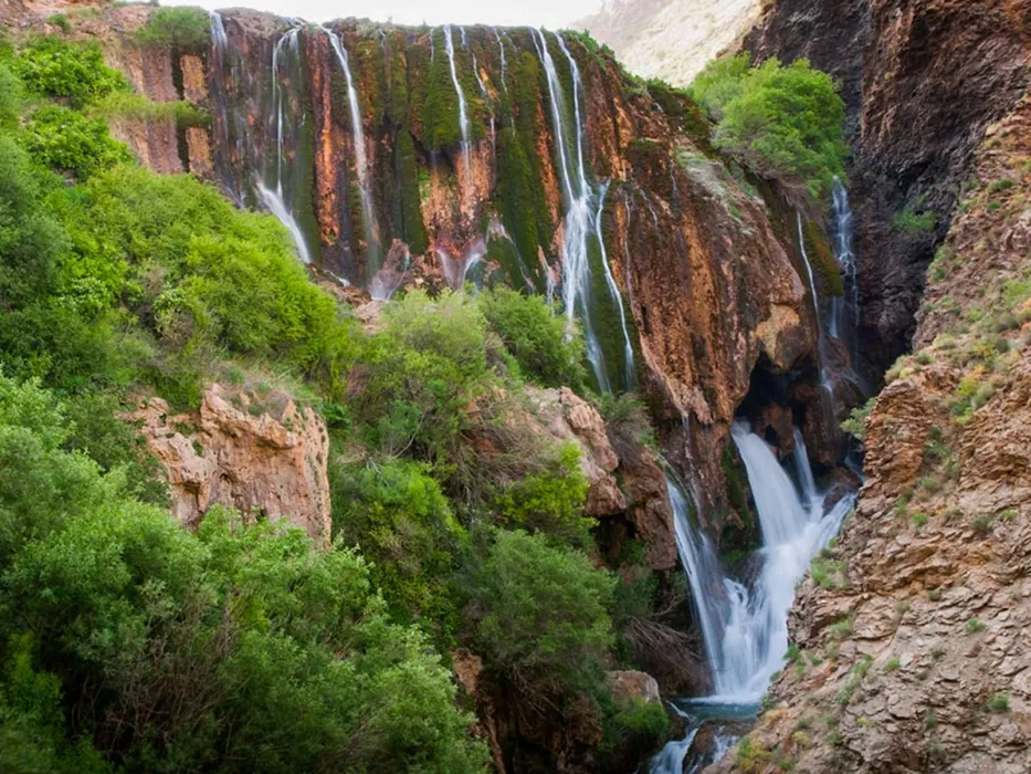 Pooneh Zar Waterfall